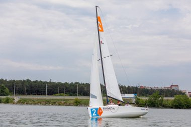 NOVOSIBIRSK, RUSSIA-JUNE 19, 2021: Rusya 'da yelkenli yarışı