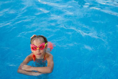 Havuzda mutlu bir çocuk. Yaz tatili kavramı
