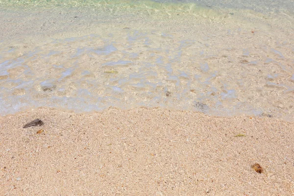 Волна Песчаном Фоне Пляжа — стоковое фото