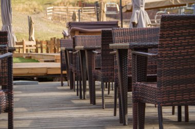 Sandalye ve masa yaz aylarında açık Restoran