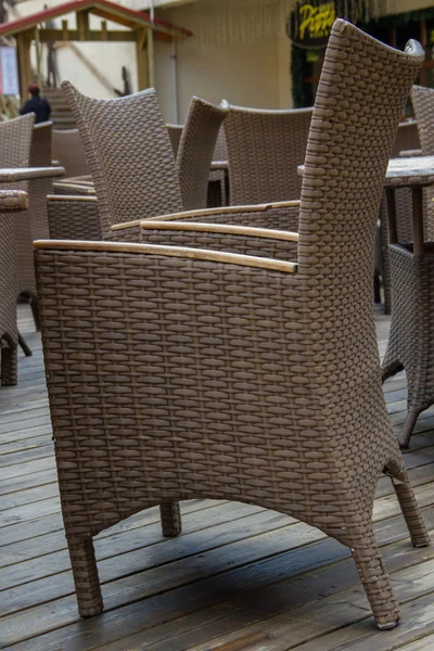 Chaises et tables dans le restaurant en plein air en été — Photo