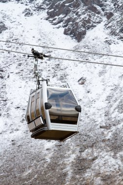 Dağlardaki halat yolu