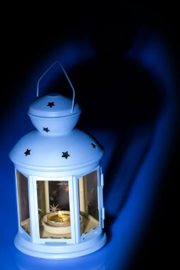 Gece ay ışığında şamdan