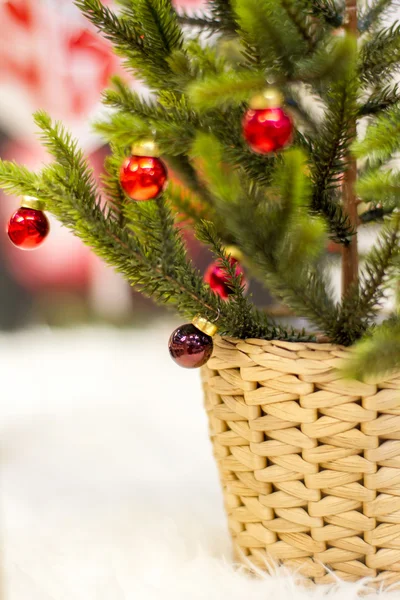 Kleiner Baum mit Weihnachtskugeln — Stockfoto