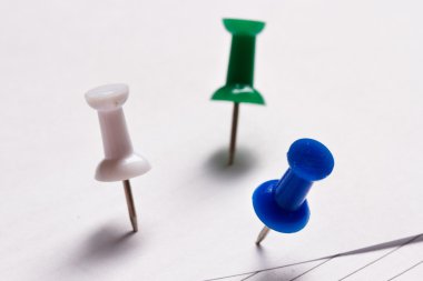 renkli kalemler, ATAÇ ve düğmeler