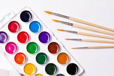 Beyaz arkaplanda suluboya resimler