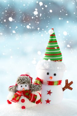 Karda duran iki kardan adam