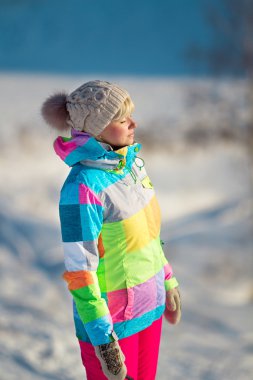 gözleri kapalı duran Kayak elbiseli kız