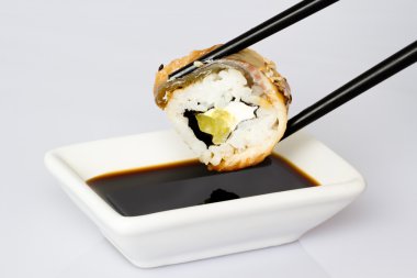 Beyaz bir arka plan üzerinde suşi (rulo)