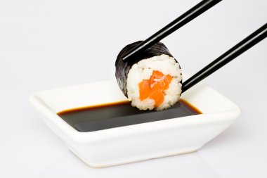 Beyaz bir arka plan üzerinde suşi (rulo)