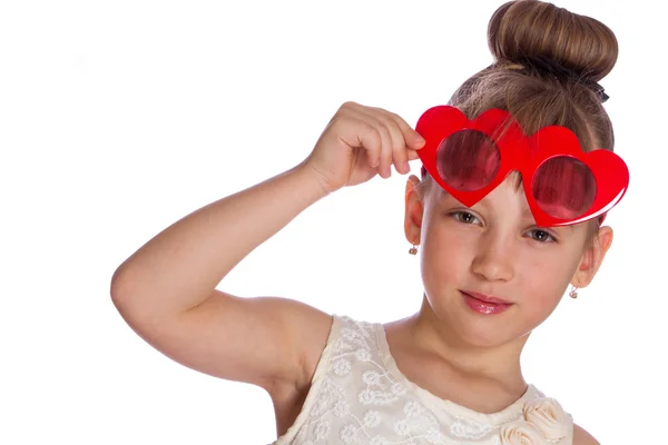 Meisje op een witte achtergrond met een hand met rood glazen — Stockfoto