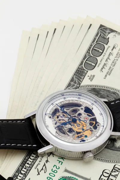 Reloj y dinero en primer plano. El tiempo es concepto de dinero — Foto de Stock
