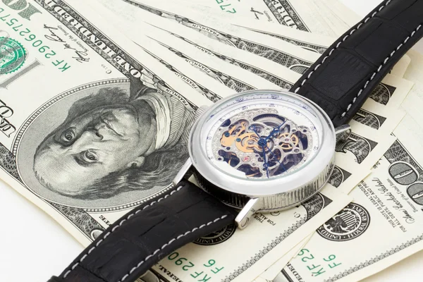 Reloj y dinero en primer plano. El tiempo es concepto de dinero —  Fotos de Stock