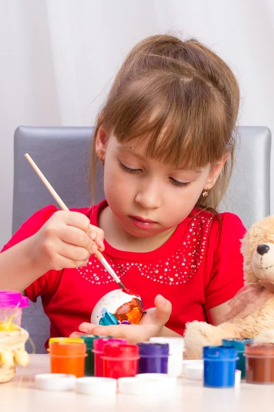 Girl paints eggs — Stock Photo, Image