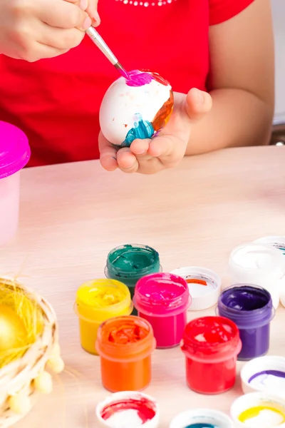 Girl paints eggs — Stock Photo, Image