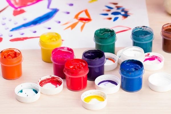 Girl paints eggs — Stock Photo, Image