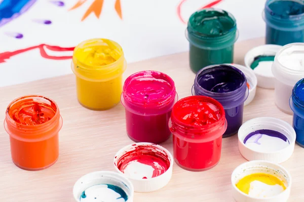 Girl paints eggs — Stock Photo, Image