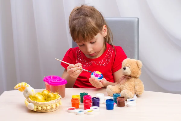 Girl paints eggs — Stock Photo, Image