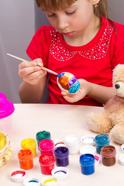 Girl paints eggs — Stock Photo, Image