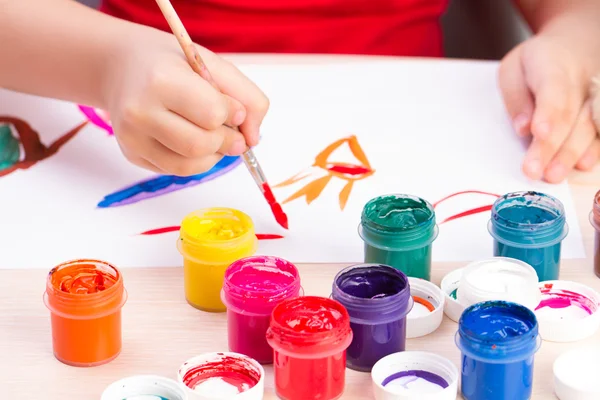 A menina desenha umas pinturas de quadro — Fotografia de Stock