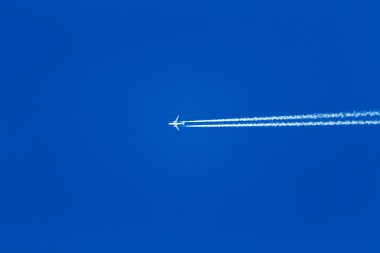 Jet uçak üzerinde mavi gökyüzü
