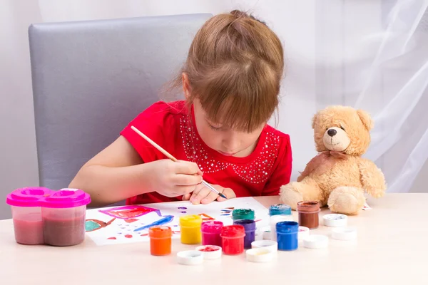 The girl draws a picture paints — Stock Photo, Image