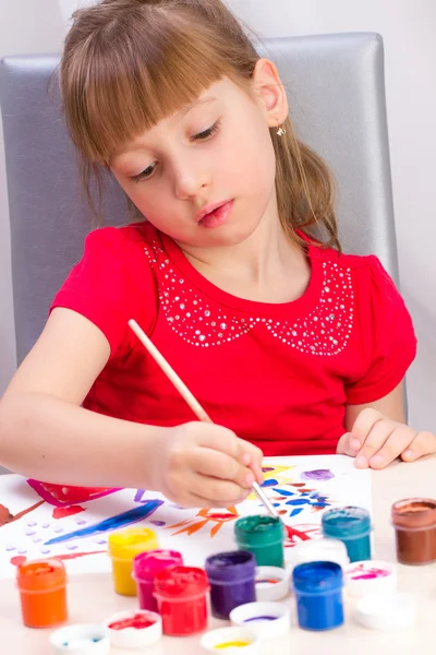 Pigen tegner et billede maling - Stock-foto