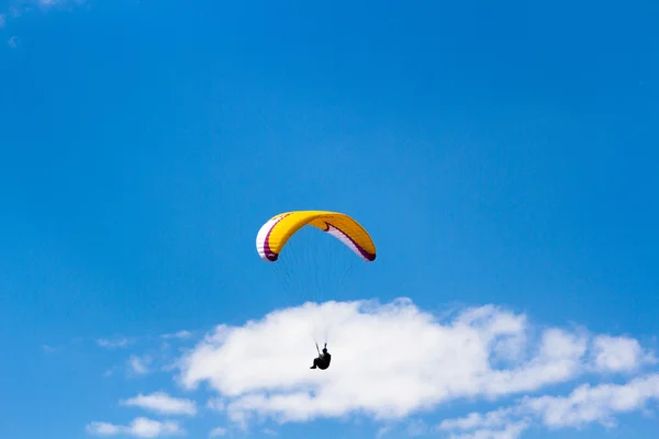 Hängflygning i himlen — Stockfoto