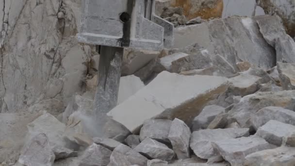 Мраморный карьер, белый мрамор, резка камня — стоковое видео