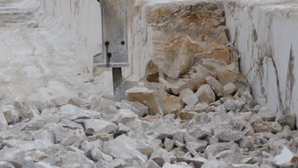 Cantera de mármol, mármol blanco, corte de piedra — Vídeos de Stock