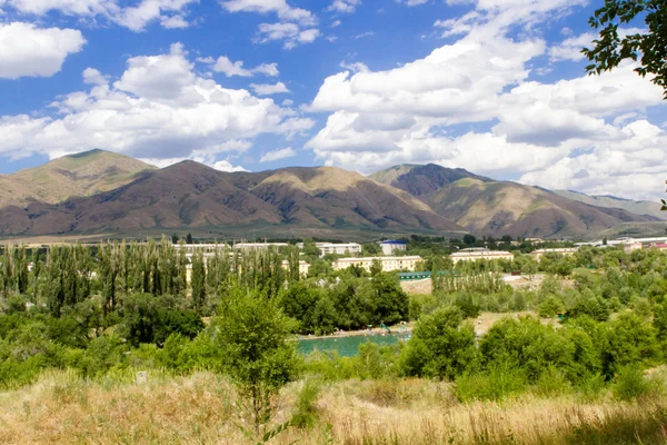 Eine Stadt in Kasachstan, am Fuße wunderschöner Berge — Stockfoto