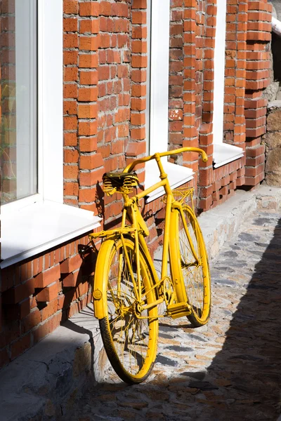 Yellow bicycle on the street — Stock Photo, Image