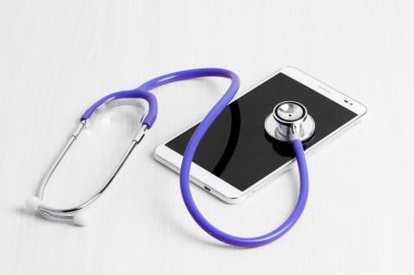 Tablet bilgisayarınızla stetoskop, beyaz arka plan üzerinde izole