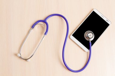 Tablet bilgisayarınızla stetoskop, beyaz arka plan üzerinde izole