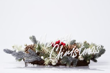 Noel çelenk süsler yazıt ile beyaz bir arka plan ile mutlu Noeller