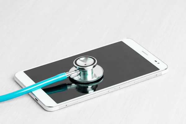 Tablet bilgisayarınızla stetoskop, beyaz arka plan üzerinde izole