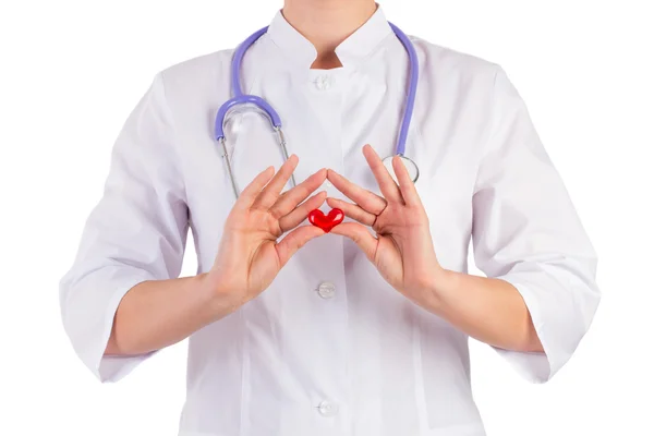Médico segurando um coração vermelho perto do peito — Fotografia de Stock