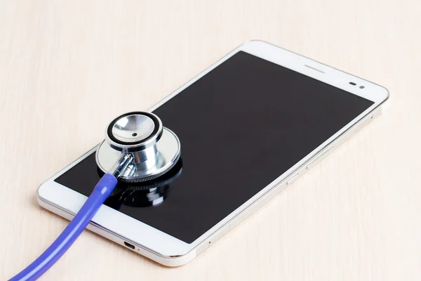 Tablet PC: N med stetoskop, isolerad på vit bakgrund Stockbild