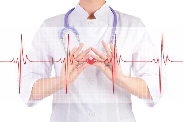 врач держит игрушечное сердце, изолированный фон
