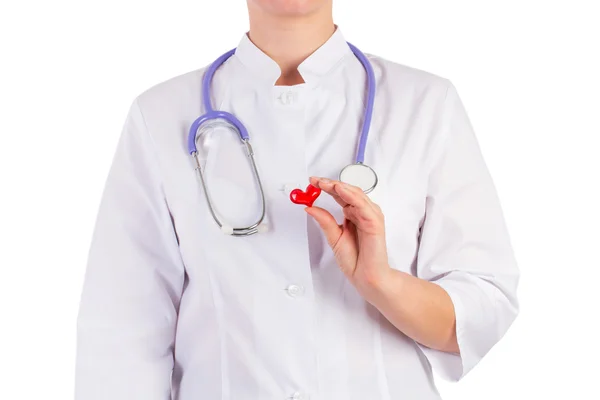 Médico segurando um brinquedo do coração, fundo branco — Fotografia de Stock
