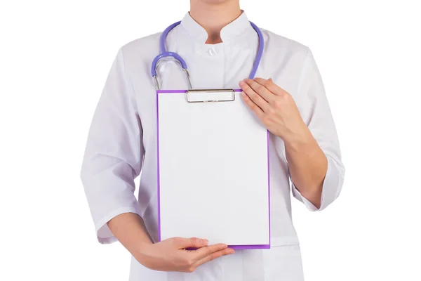 Doctor mostrando una hoja de papel en blanco para grabar —  Fotos de Stock