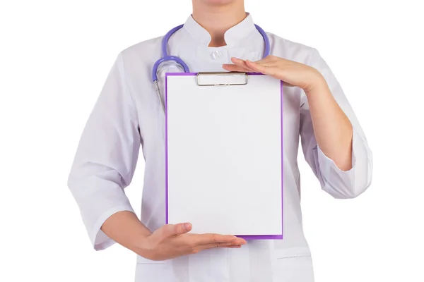 Doutor mostrando uma folha de papel em branco para gravar — Fotografia de Stock
