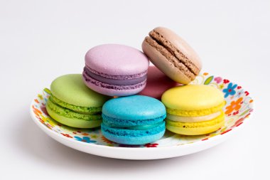 Beyaz backgrou üzerinde parlak renkli Fransız macarons topluluğu