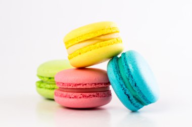 Beyaz arka plan üzerinde renkli Fransız macarons topluluğu