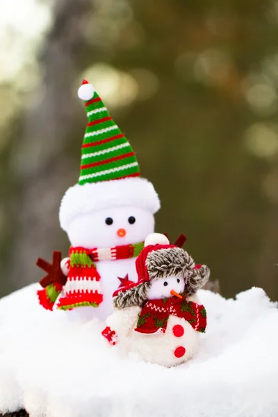 Dos muñecos de nieve de tela están en la nieve — Foto de Stock