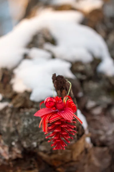 Bulto rojo pesa sobre el árbol — Foto de Stock