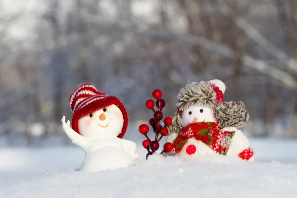 Zwei Schneemänner in Bekleidung sind die nächsten — Stockfoto