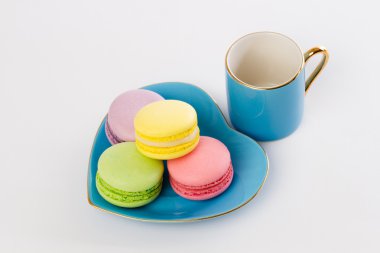 parlak renkli Fransız macarons toplamıdır üzerinde uçan daire