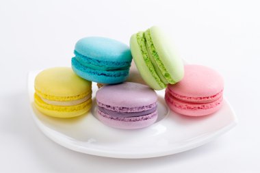 Beyaz backgrou üzerinde parlak renkli Fransız macarons topluluğu