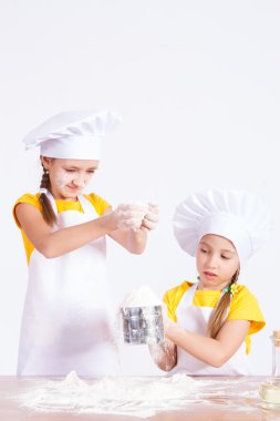 İki kız yoğrulur hamur, un, yumurta